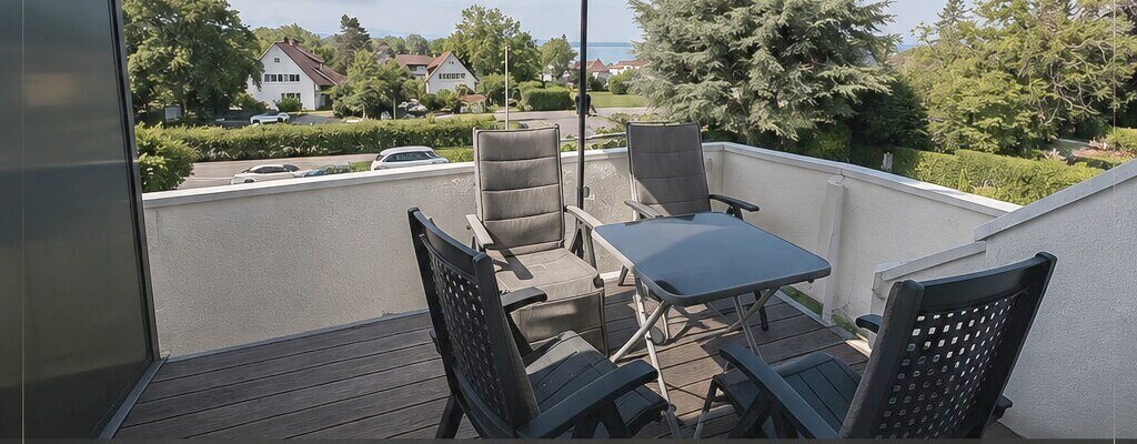 Terrasse der erfolgreich vermieteten Wohnung mit Blick auf den Bodensee